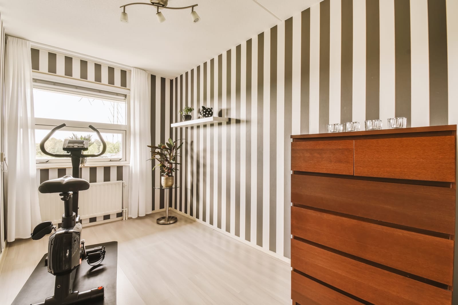 Tapety w paski – ozdoba ścienna, która dodaje wnętrzu elegancji